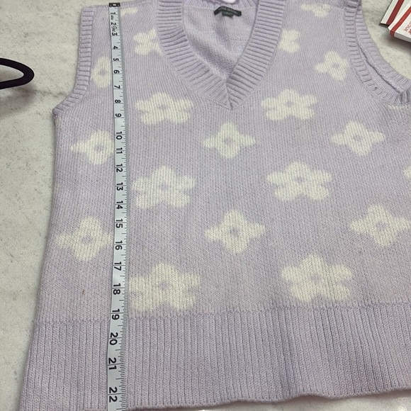 Whimsical Purple and White V-Neck Sweater - Picture 5 of 7